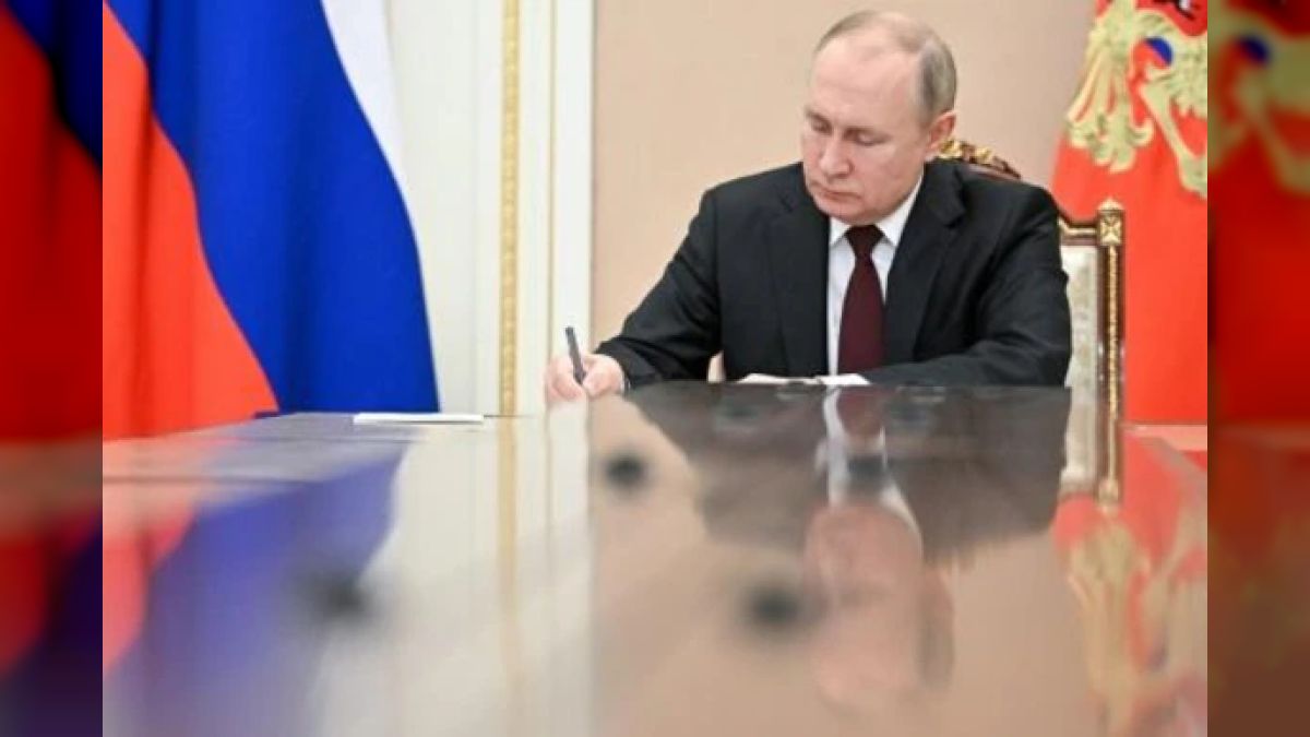 Presidente Putin Firm Renuncia Al Tratado De Las Fuerzas Armadas