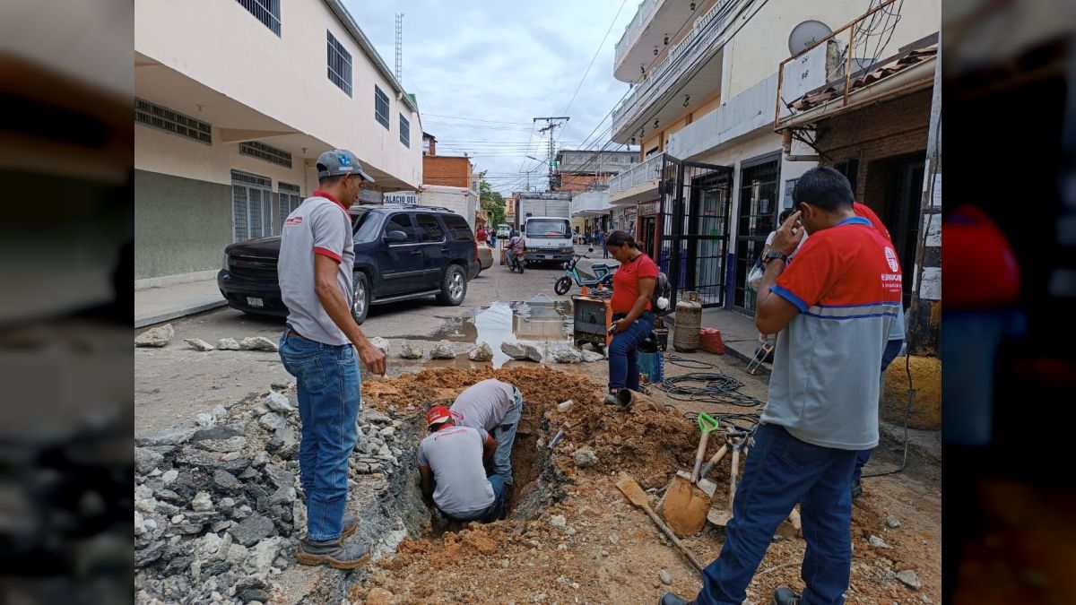 HIDROCAPITAL repara avería en la tubería del casco central de Cúa y