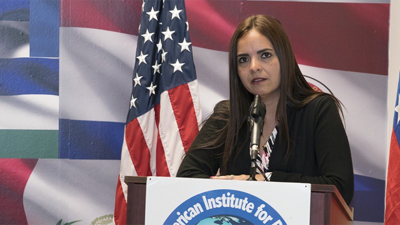 Tamara Suju hablando pestes de Venezuela con la bandera que realmente ama a un costado