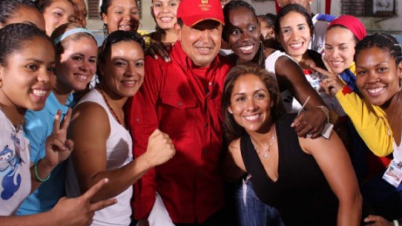 Nuestro líder Hugo Chávez junto a las madres venezolanas