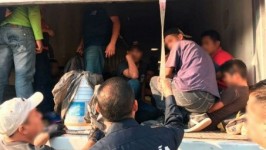 Migrantes centroamericanos en camiones tratando de pasar frontera en México hacia EEUU