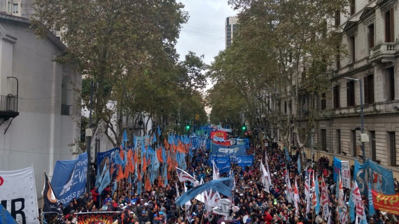 Avenida 9 de Julio desbordada de Argentinos contra las medidas de Macri