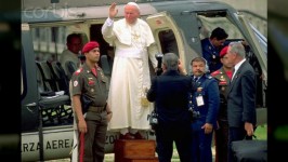 El Papa Juan Pablo II durante su llegada a Venezuela