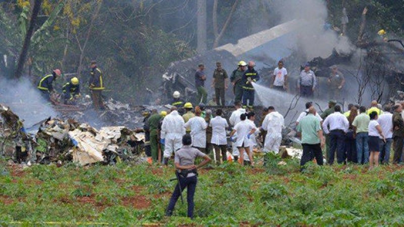 Fuerzas de rescate y salvamento hacen sus labores de respuesta en el lugar