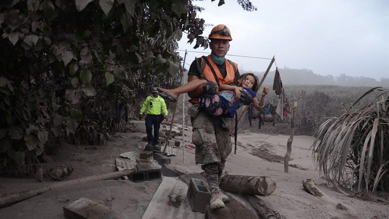 La erupción ha provocado la muerte de decenas de personas y dejado a miles de damnificados