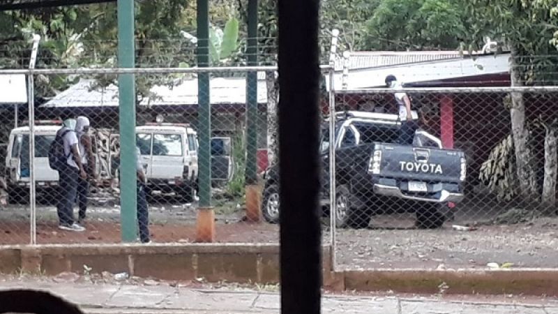 Los terroristas destruyeron instalaciones de la unidad, además robaron una ambulancia, una camioneta y una moto.