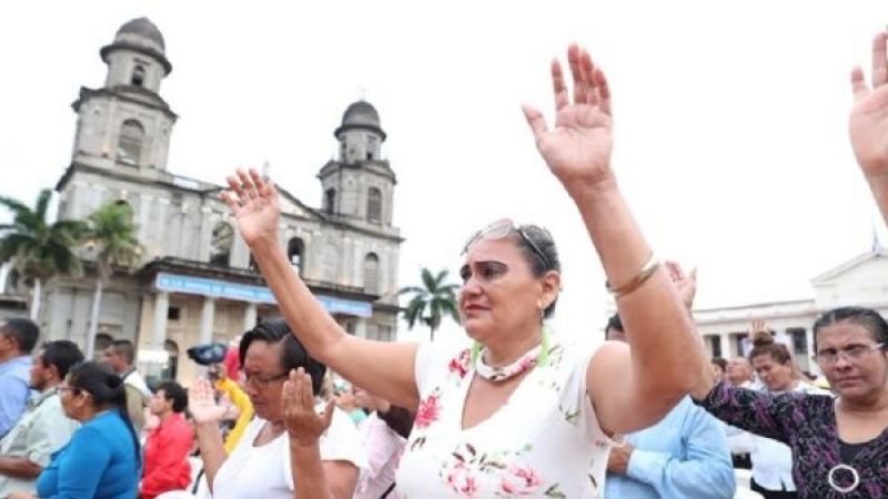 Con alabanzas y consignas por la paz los nicaragüenses se concentraron este domingo en la Plaza de la Revolución.