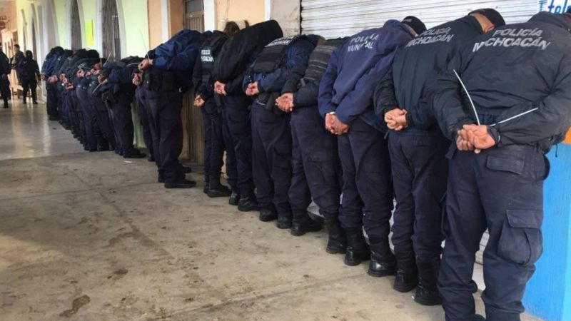 Agentes detenidos en Michoacán por sospecha de vínculos criminales luego del asesinato de Fernando Ángeles Juárez