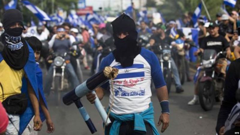 Un sacerdote y un pastor son cómplices de la tortura contra un joven Sandinista