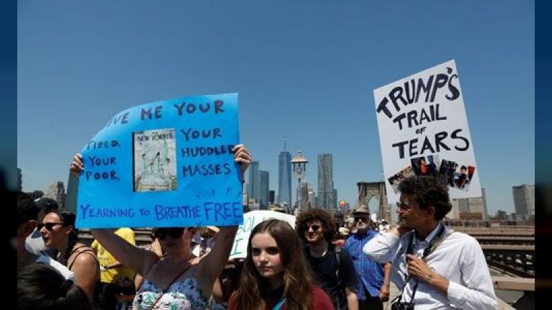 Manifestantes en distintas ciudades en EEUU contra  la detención de inmigrantes indocumentados