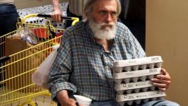 Uno de cada cinco adultos mayores en la ciudad tiene problemas para conseguir alimentos suficientes para su subsistencia.
