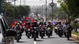 Con bandera en mano los motorizados, camionetas, autobuses, vehículos livianos asistieron al Repliegue por la paz de Nicaragua