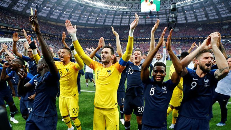La selección francesa celebra su bicampeonato mundial de Fútbol