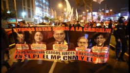 El pueblo peruano marcha contra la corrupción en el sistema de justicia.