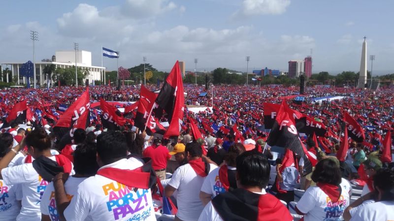 Miles de personas se congregaron en el acto central que se llevó a cabo en la Plaza de la Fe