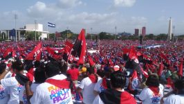 Miles de personas se congregaron en el acto central que se llevó a cabo en la Plaza de la Fe
