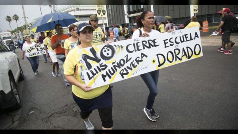 La manifestación convocada por la Federación de Maestros de Puerto Rico se llevó a cabo en las afueras del Departamento de Educación en Hato Rey