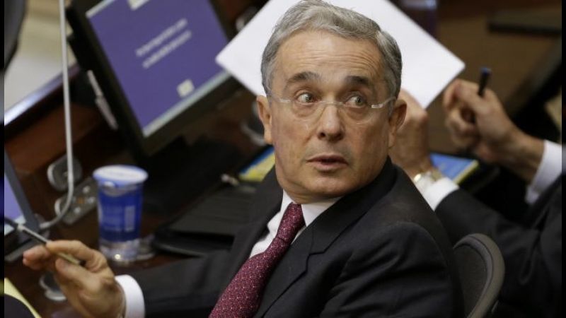 Uribe renuncia después que  la Corte Suprema de Justicia lo llamara a indagatoria por los delitos de soborno y fraude procesal