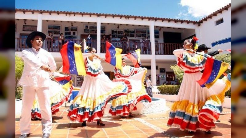 Cuando se habla de folklore se hace referencia a las tradiciones, leyendas, costumbres, ritmos, gastronomía y danzas representativas de una cultura
