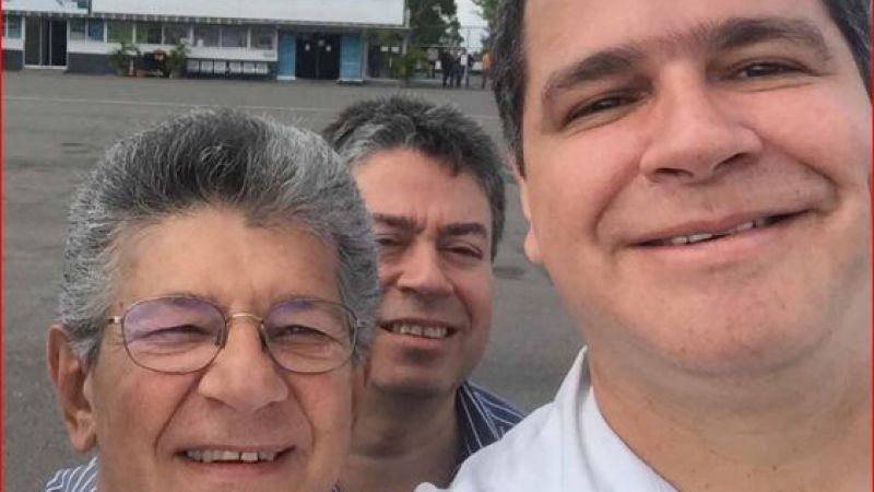 Gorra y una chaqueta de cuero entrando a las instalaciones de AD para verse con Ramos Allup