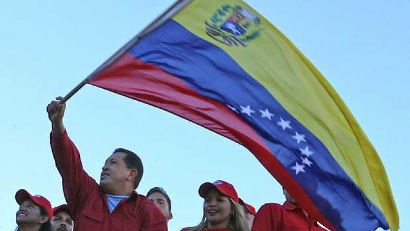 Comandante Hugo Chávez con la Bandera Nacional