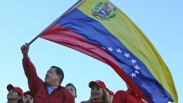 Comandante Hugo Chávez con la Bandera Nacional