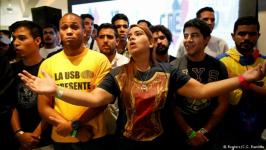 Imagen de jóvenes del movimiento de manitos blancas que promovieron las guarimbas