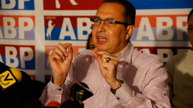 Richard Blanco quiere viajar a Chile porque su ex mujer figura en el gabinete ficticio del autoproclamado Juan Guiadó