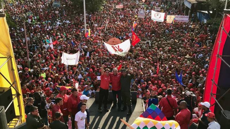 Cabello rodeado del pueblo de Amazonas