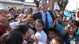Tras su llegada a la presidencia, Néstor inicia una amistad con el Comandante Supremo Hugo Chávez
