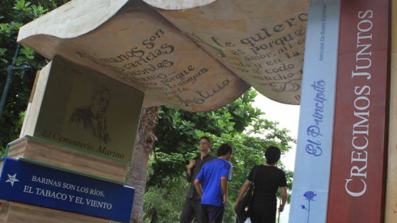 La adopción de esta fecha, que hace honor al día de la muerte de los escritores William Shakespeare, Garcilaso de la Vega y del entierro del Miguel de Cervantes