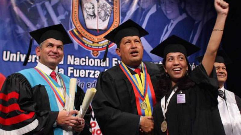 Hoy en el vigésimo aniversario de este casa de estudios, el pueblo celebra este hecho que fue génesis para la construcción de la Patria Escuela