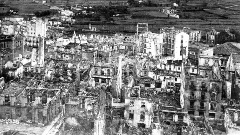 El 70 % de los edificios resultan destruidos y hubo un número indeterminado de muertos, entre 800 y 1.600