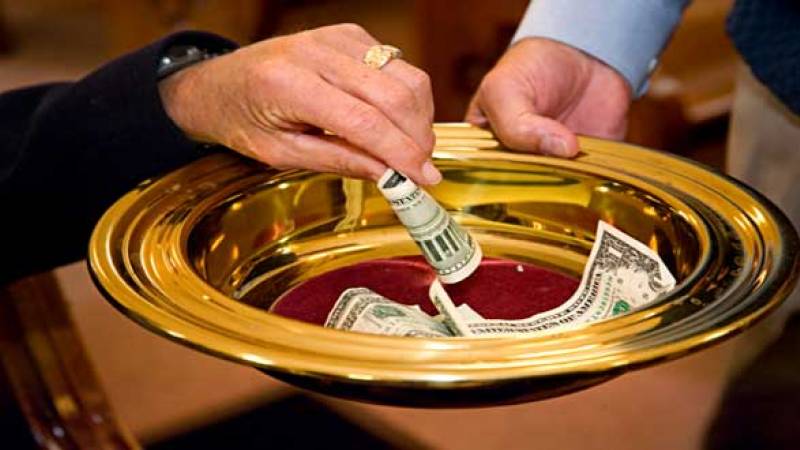 7 dólares para participar en las clases de catecismo y 14 dólares por la primera comunión