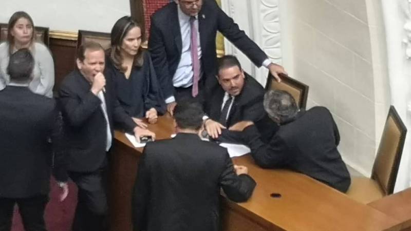 Desde tempranas horas diputados opositores entraron al hemiciclo de la Asamblea Nacional