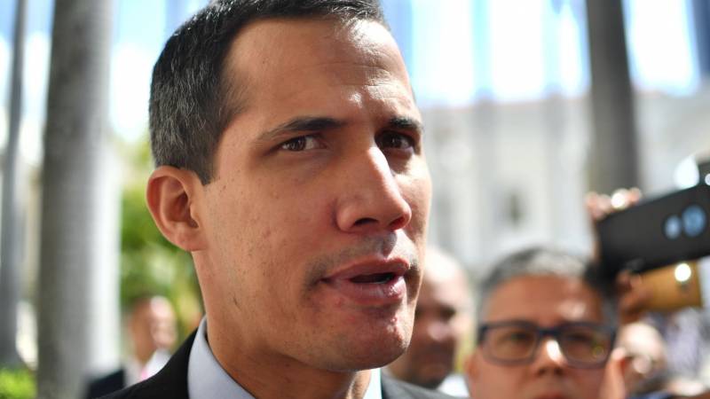 No pueden hablar con el señor Luis Parra