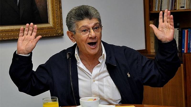 Aguas adentro, los mismos rumores dan cuenta de que Ramos Allup está salpicado por unas ayuditas económicas recibidas desde los Estados Unidos