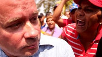 En el acto resaltaron los rostros de tristeza y malas caras