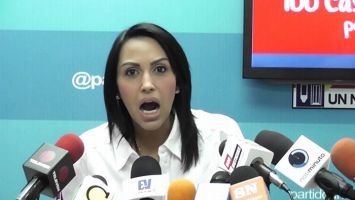 Solórzano no va a poder borrar son las miles de fotos en las que aparece levantando las manos para aprobar las acciones del que nadie nombra