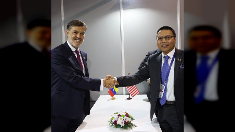 Canciller Félix Plasencia junto a su homólogo Shahrul Ikram Yaakob