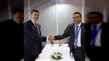 Canciller Félix Plasencia junto a su homólogo Shahrul Ikram Yaakob