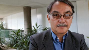 En 1998 fue reconocido con el Premio Nacional de Literatura y en el 2004 le otorgaron el Premio Internacional Octavio Paz de Poesía y Ensayo