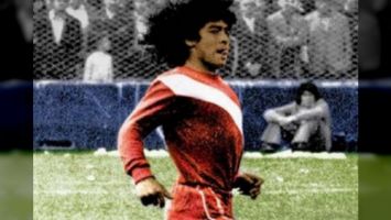 A pesar de que su equipo cayó 1-0 la fanaticada pudieron observar por primera vez a Maradona dentro del terreno de juego