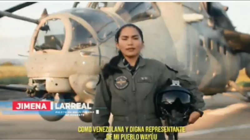 La primer teniente Jimena Larreal, es de la etnia Wayuú y es la primera mujer en graduarse como piloto de helicópteros de combate