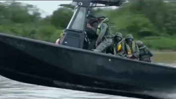 Hombresy mujeres proyectan el poder naval a tierra