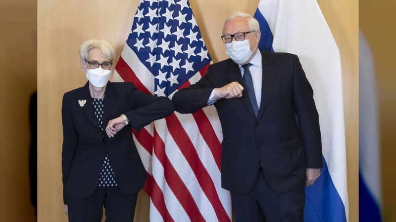 El viceministro de Asuntos Exteriores de Rusia, Serguéi Riabkov, y la subsecretaria de Estado de EEUU, Wendy Sherman