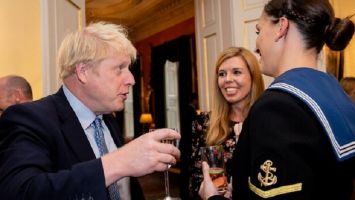"Señor presidente quiero disculparme. Sé que millones de personas en este país han hecho sacrificios extraordinarios durante los últimos 18 meses", dijo Johnson