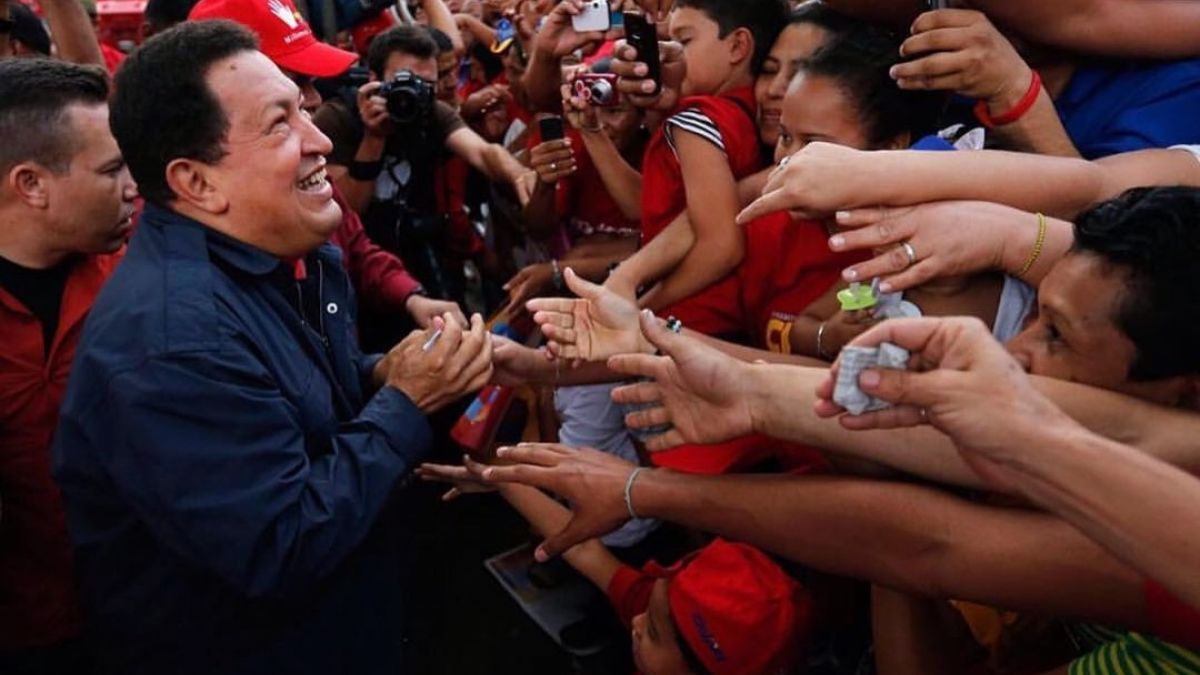 Amor, solidaridad, justicia, don de gente, entrega a su pueblo, revolucionario, Patria, compromiso, rescate de la soberanía, son las expresiones que emplea el pueblo cuando habla del Comandante Eterno, Hugo Chávez