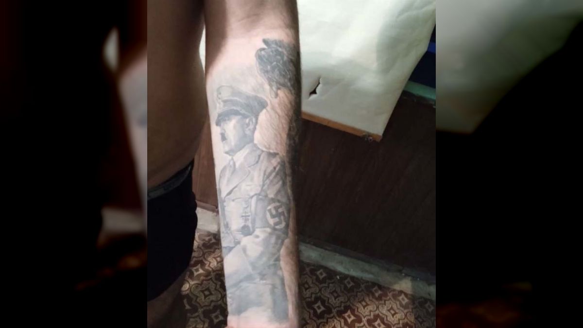 Neo nazis del batallón Azov exhibín tatuajes de hitler