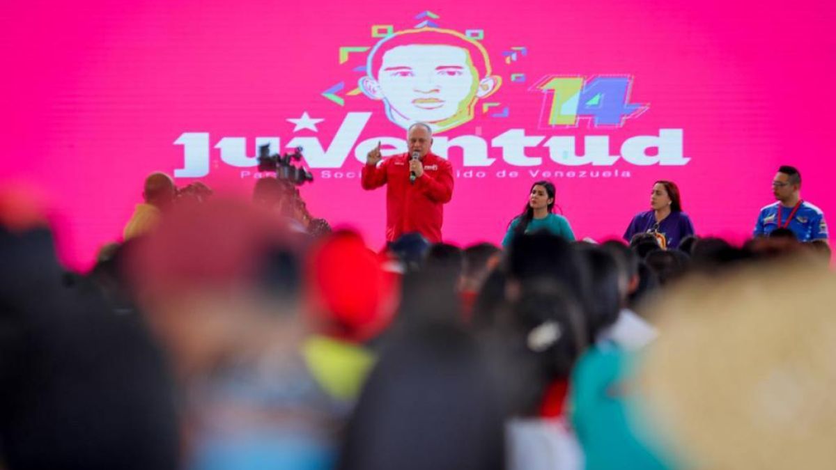 Primer Vicepresidente del Partido Socialista Unido de Venezuela Diosdado Cabello junto a la JPSUV